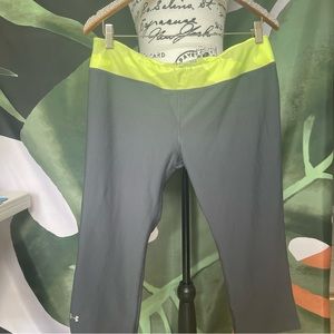 Under Armour Grey Fitted Heat Gear Capris leggings Sz Large
